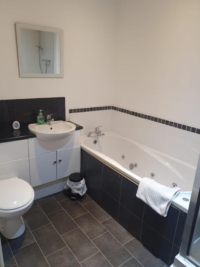 Spacious 2 Bed Appartment Next To Bae With Spa Bath Barrow-in-Furness Eksteriør billede